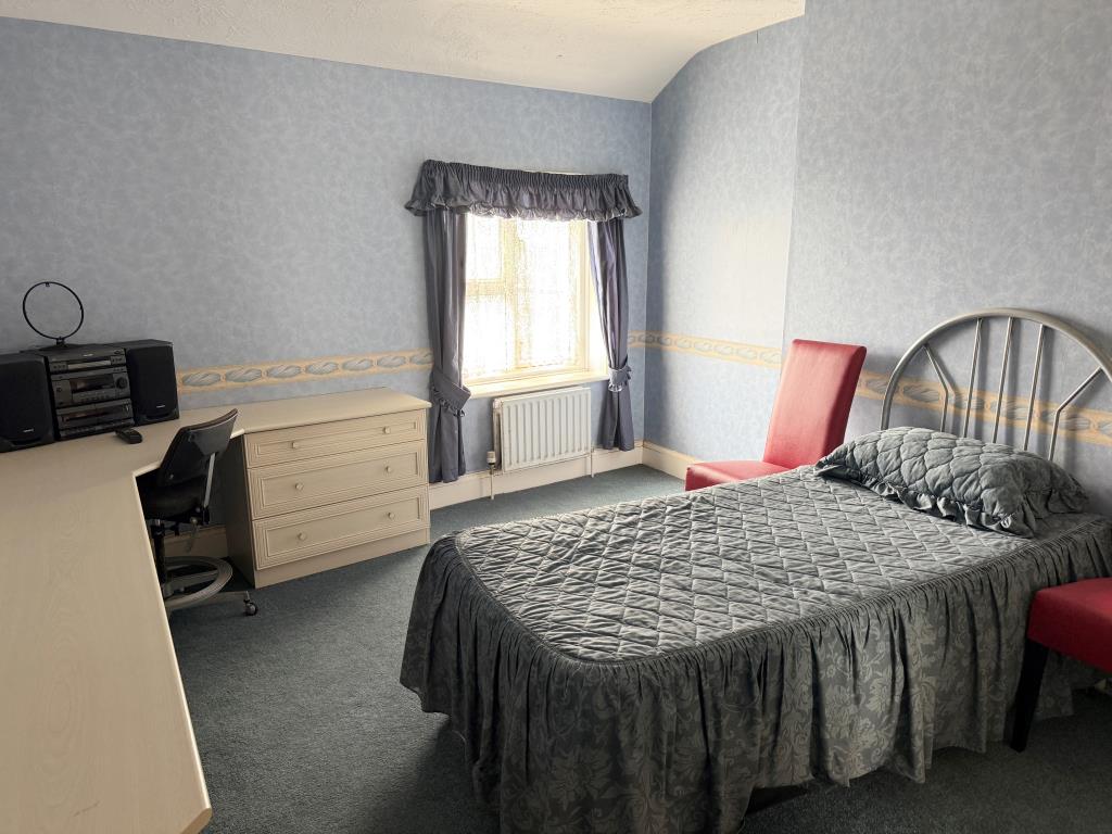 Lot: 31 - FREEHOLD MIXED USE PART POSSESSION PRODUCING £37,500 PER ANNUM - Front bedroom on third floor